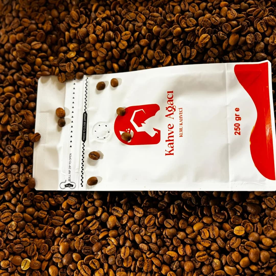 Taze kavrulmuş kahve çekirdekleri paketi