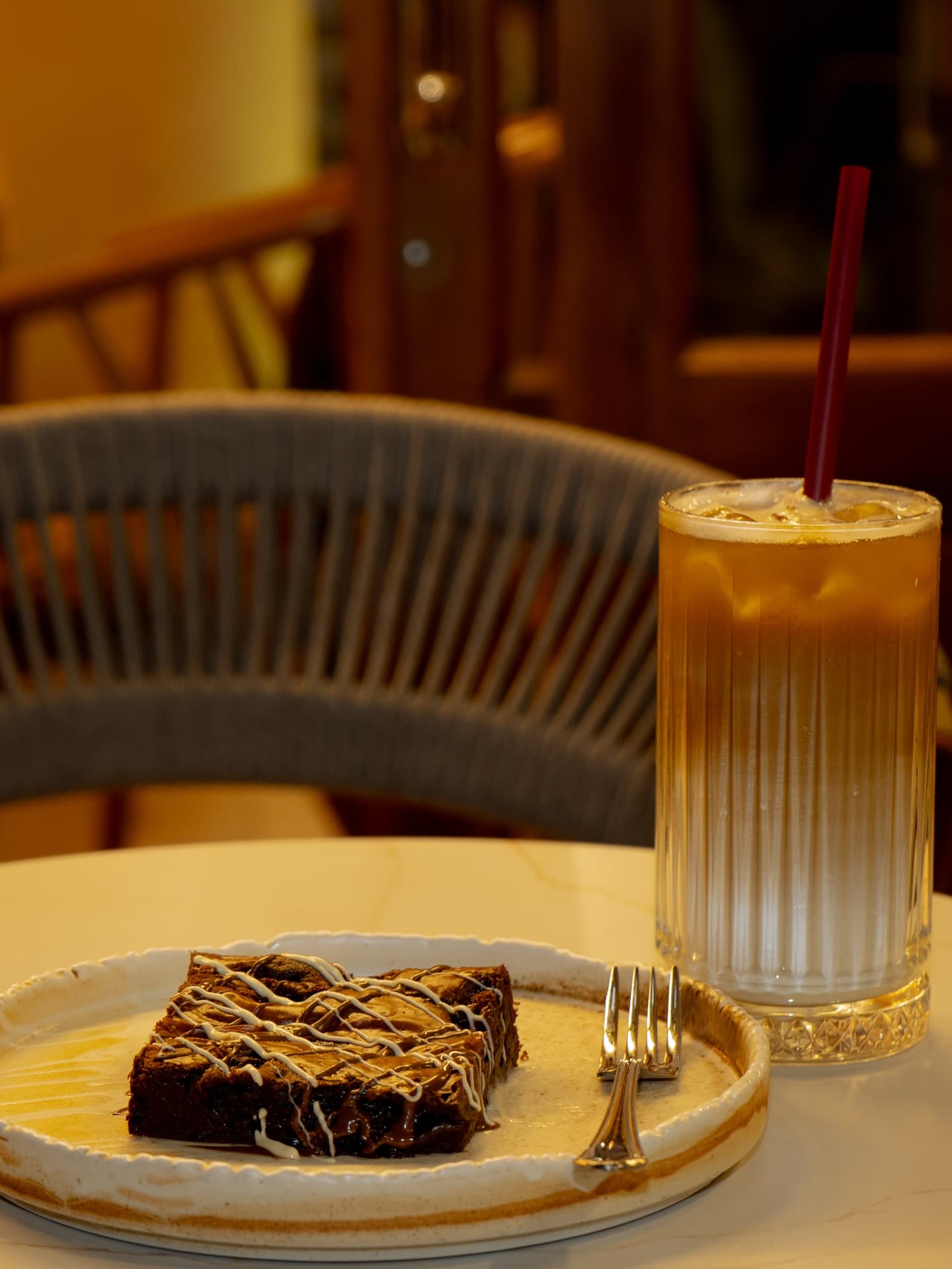 El yapımı brownie ve iced latte servisi