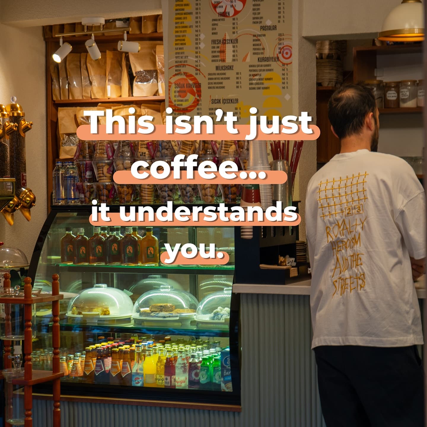 Barista tezgahı ve kahve hazırlık alanı