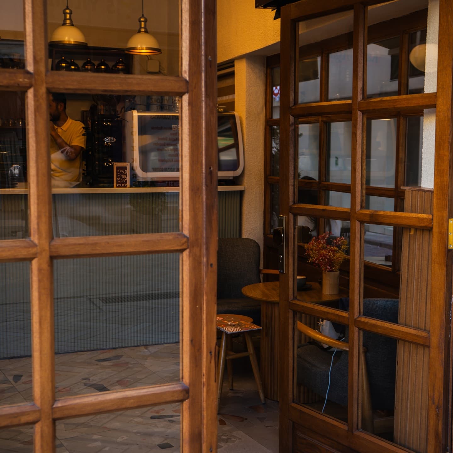 Kahve Ağacı ahşap giriş kapısı