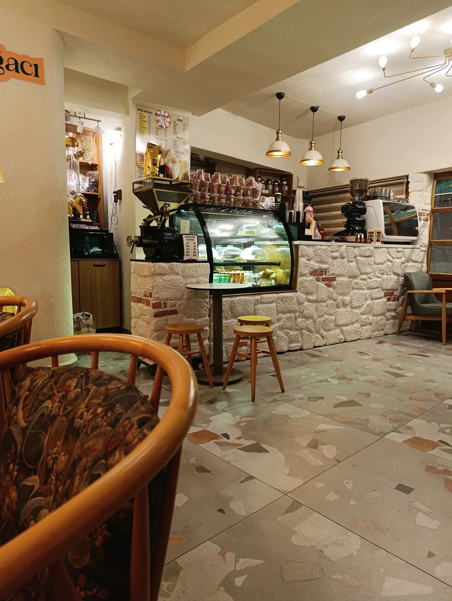 Kahve Ağacı — kuru kahveci, sahaf ve kafe iç mekan görünümü