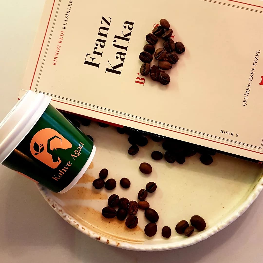 Kafka kitabı ve kahve fincanı